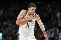 开云体育下载-密尔沃基雄鹿加入争夺德安德烈艾顿战局