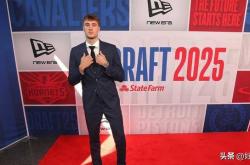 开云体育平台-2状元秀，独行侠戴维斯在达拉斯选中库珀·弗拉格后发了一条信息