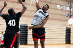 开云体育平台-定了！斯通拒绝2年450万合同，24岁中锋告别火箭队！东部劲旅捡漏