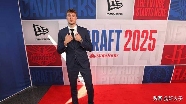 2状元秀,独行侠戴维斯在达拉斯选中库珀·弗拉格后发了一条信息