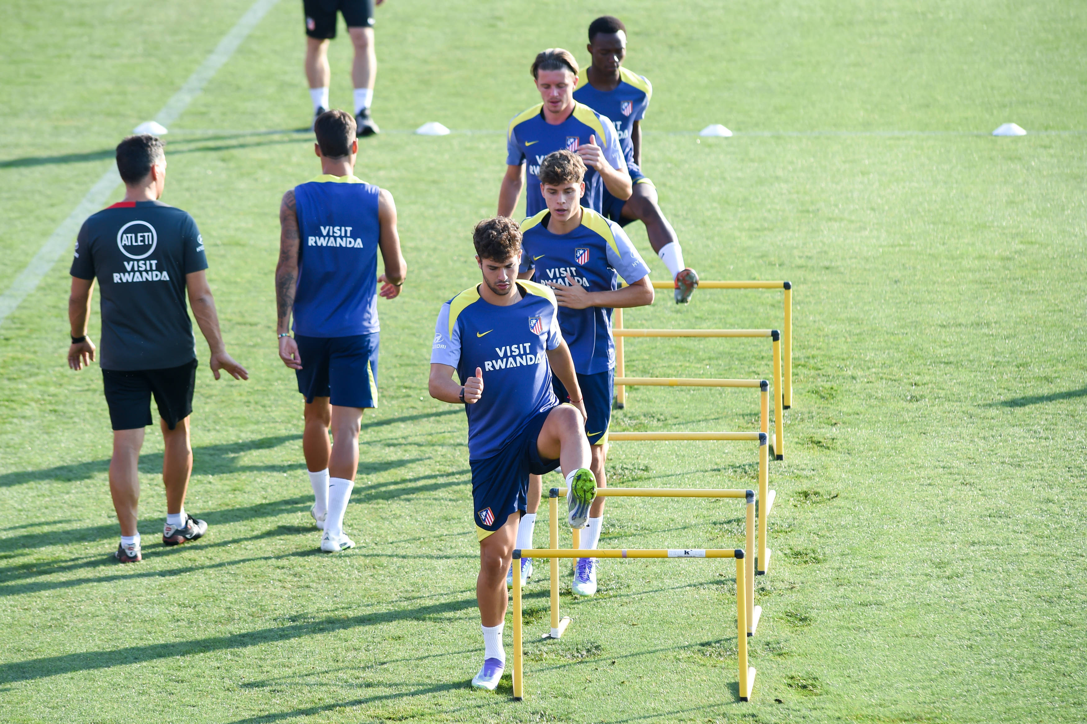 （体育）足球：马德里竞技一队备战新赛季