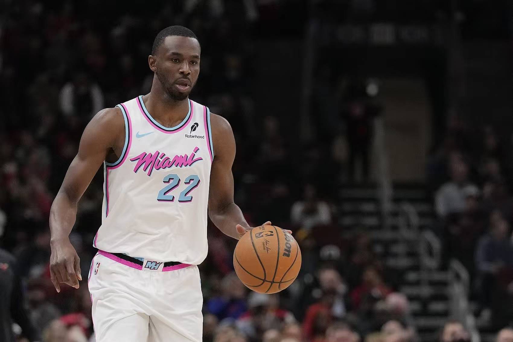 NBA:热火2换1达成!勇士重启商讨,里夫斯预计留在湖人