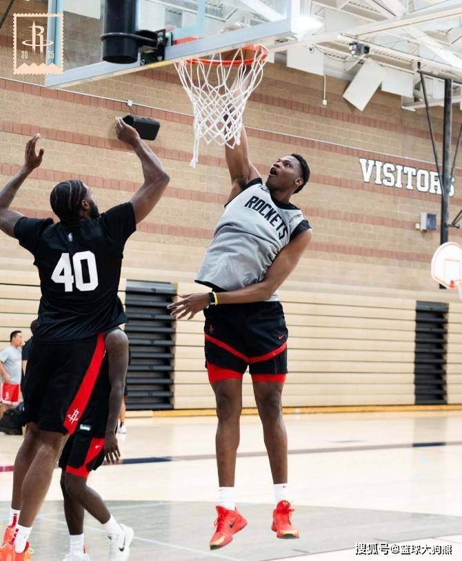 定了!斯通拒绝2年450万合同,24岁中锋告别火箭队!东部劲旅捡漏