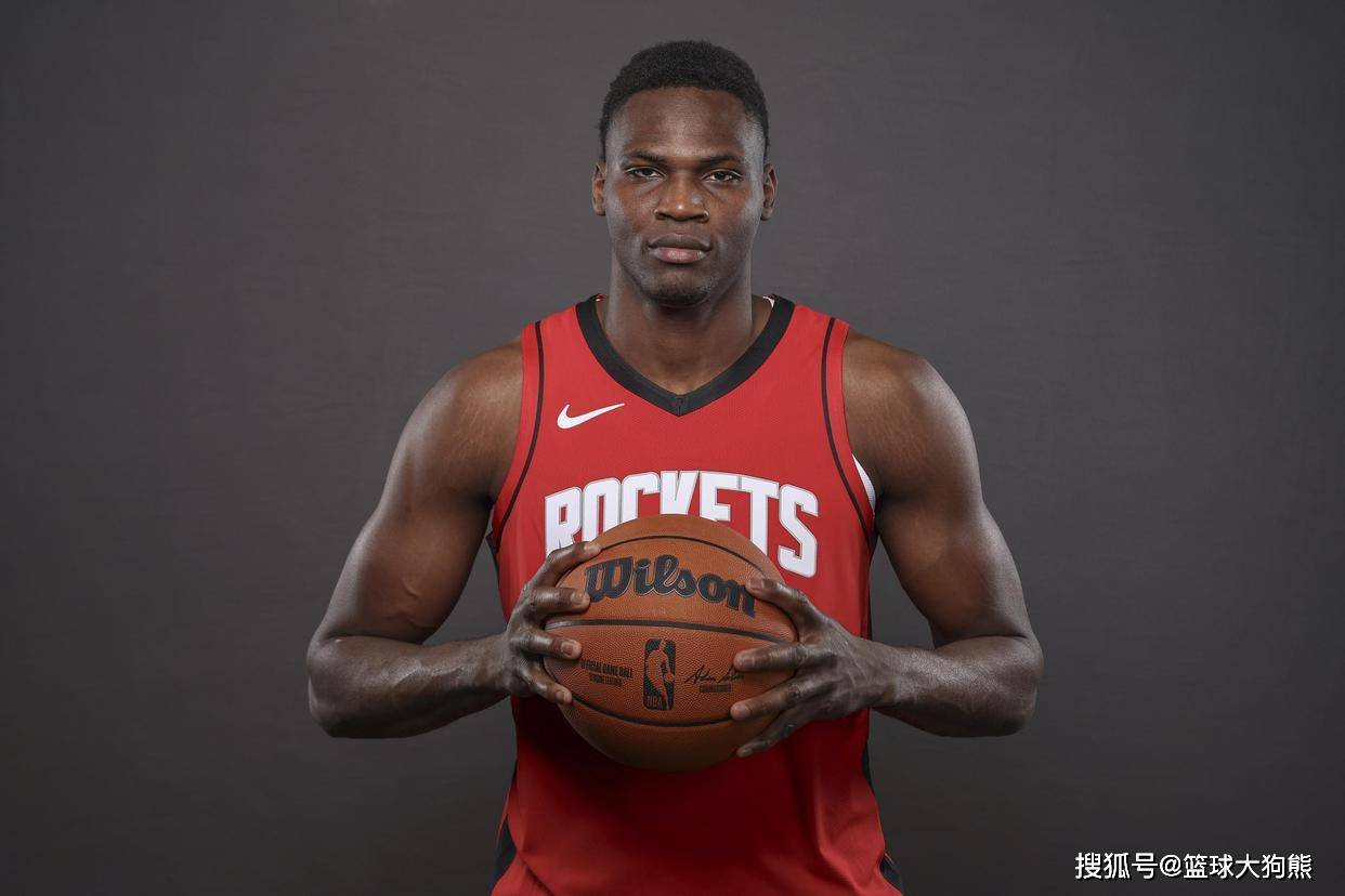 定了!斯通拒绝2年450万合同,24岁中锋告别火箭队!东部劲旅捡漏