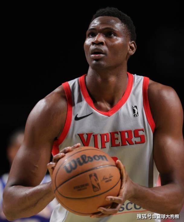 定了!斯通拒绝2年450万合同,24岁中锋告别火箭队!东部劲旅捡漏