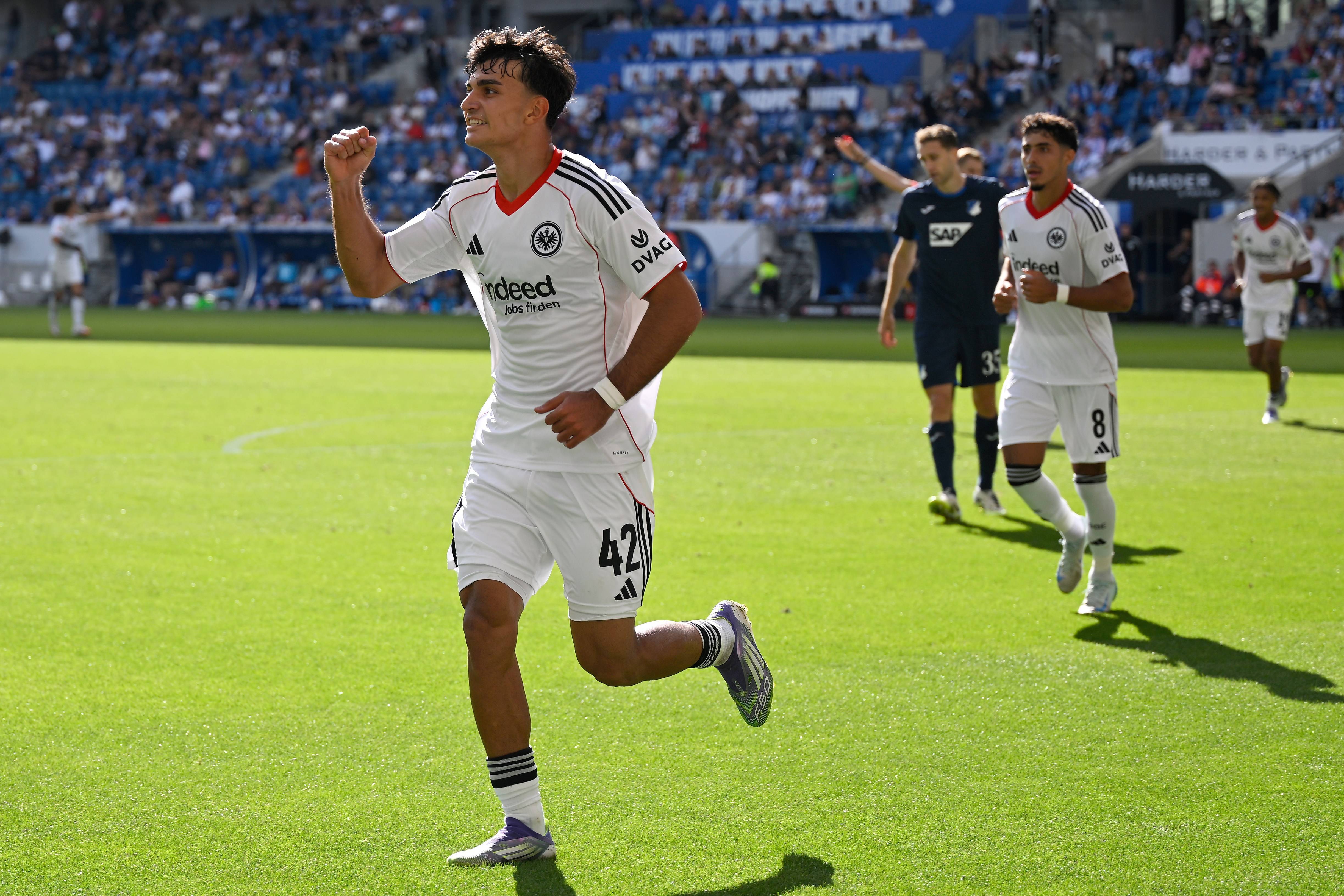 (体育)足球——德甲:法兰克福胜霍芬海姆