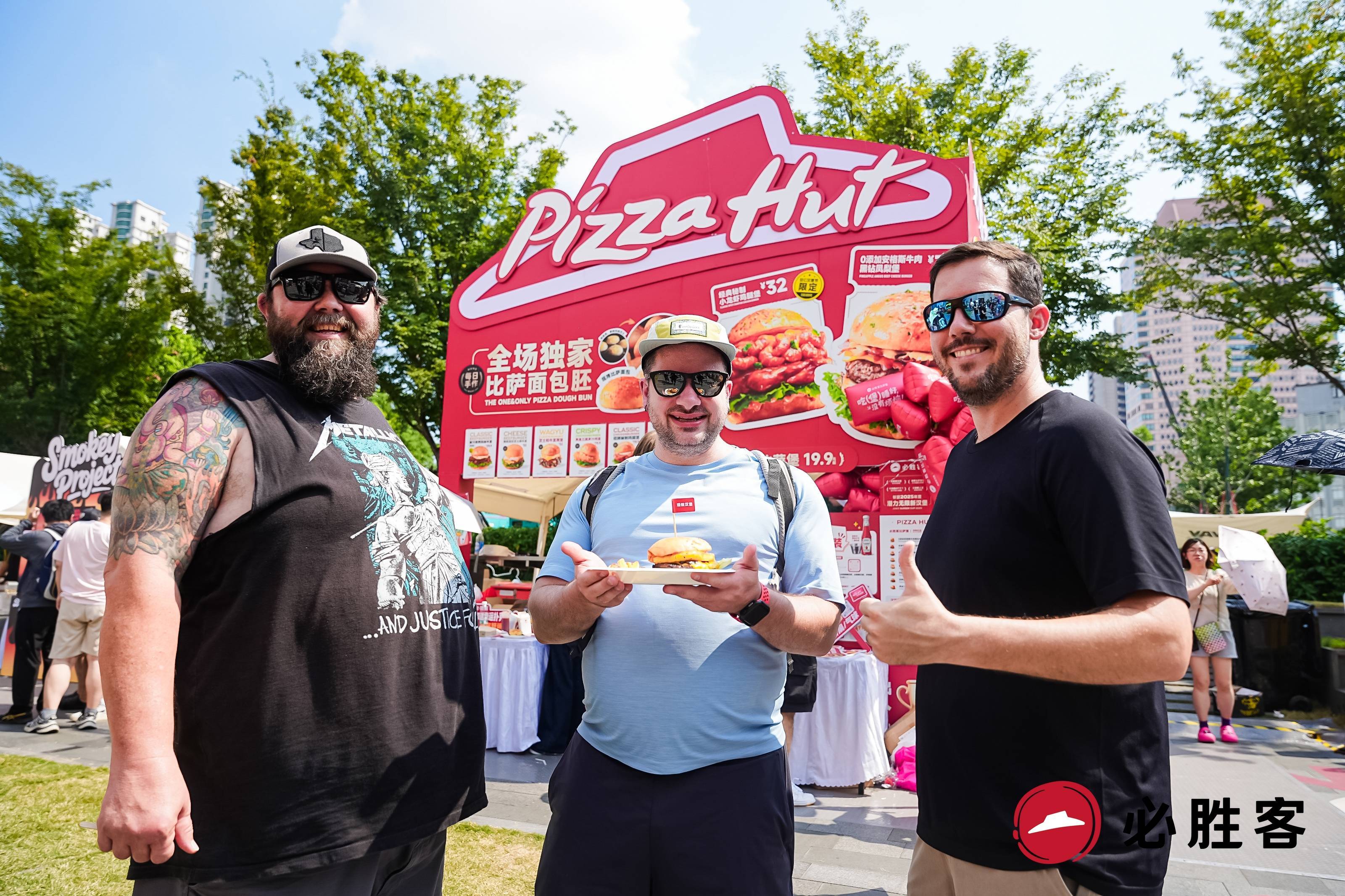 封神堡回归!必胜客比萨堡亮相上海巨C汉堡节