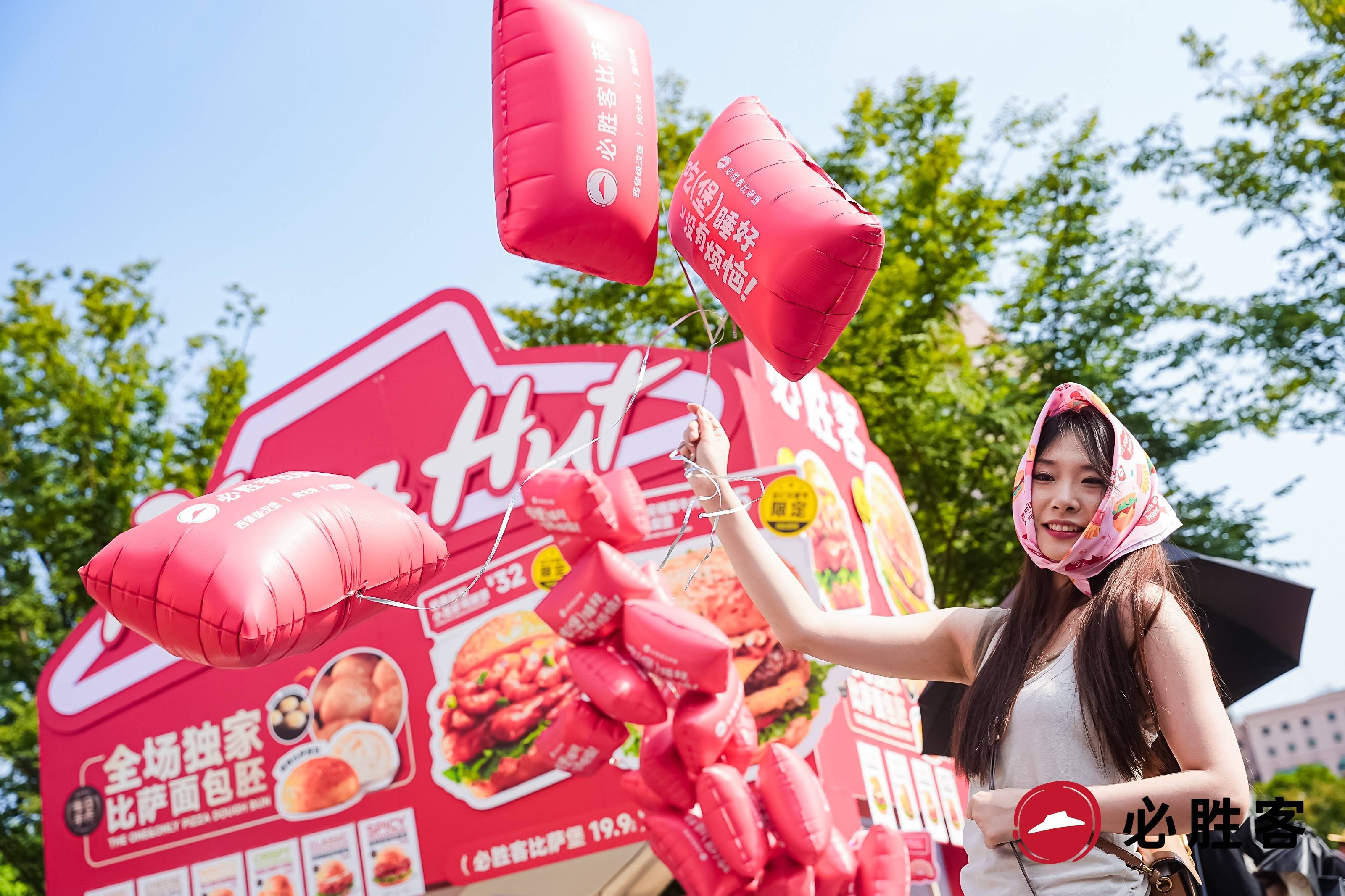 封神堡回归!必胜客比萨堡亮相上海巨C汉堡节