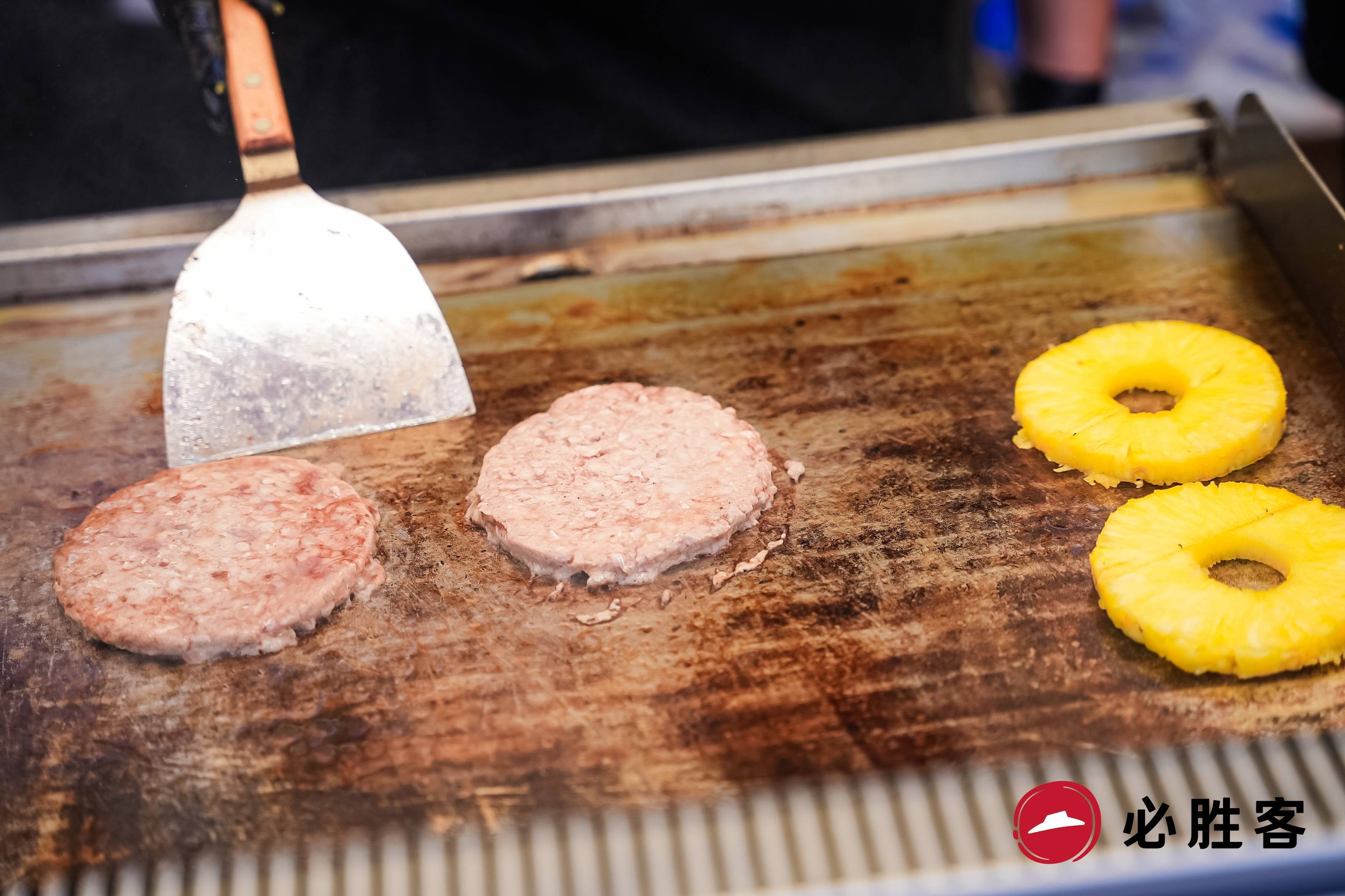 封神堡回归!必胜客比萨堡亮相上海巨C汉堡节