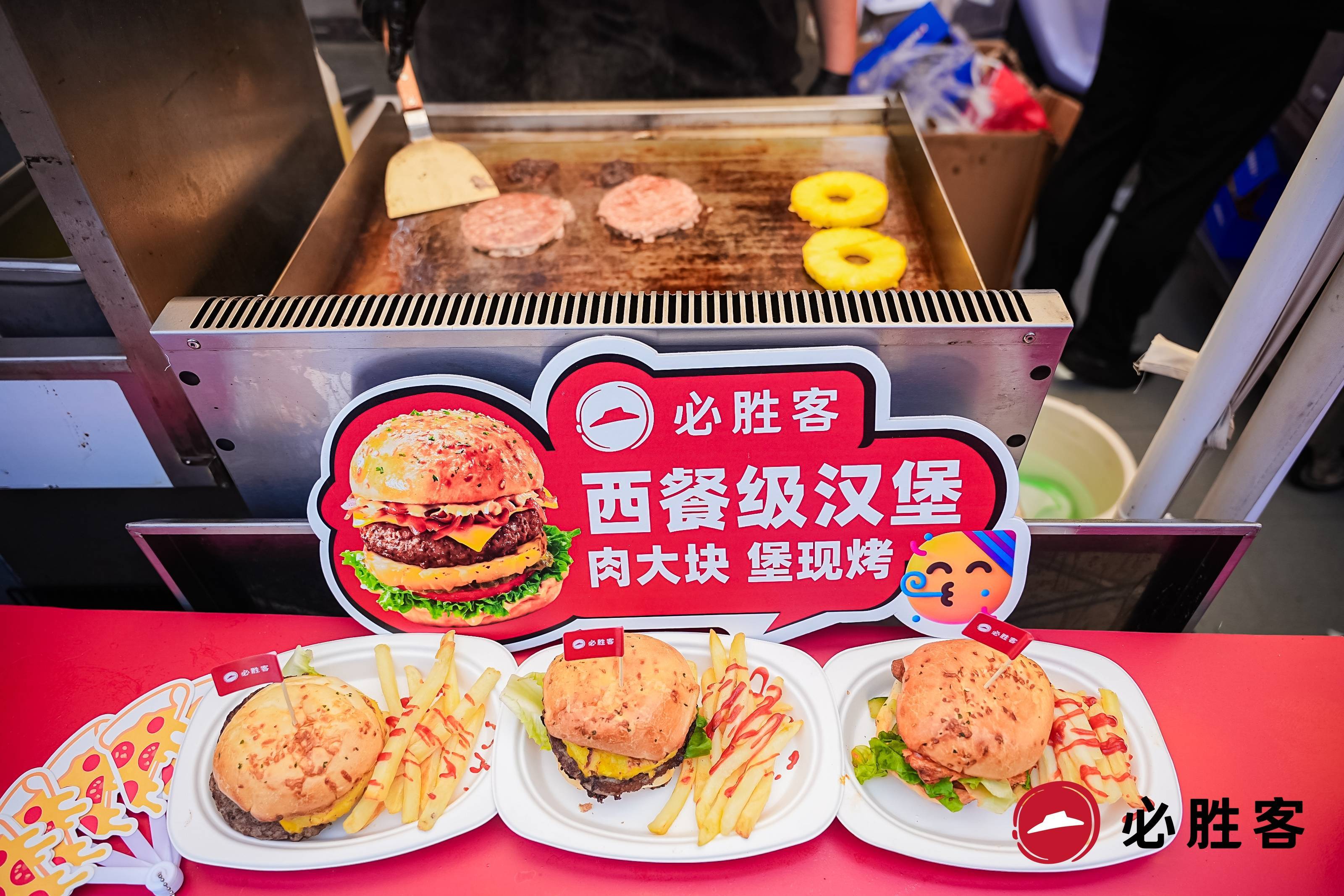 封神堡回归!必胜客比萨堡亮相上海巨C汉堡节
