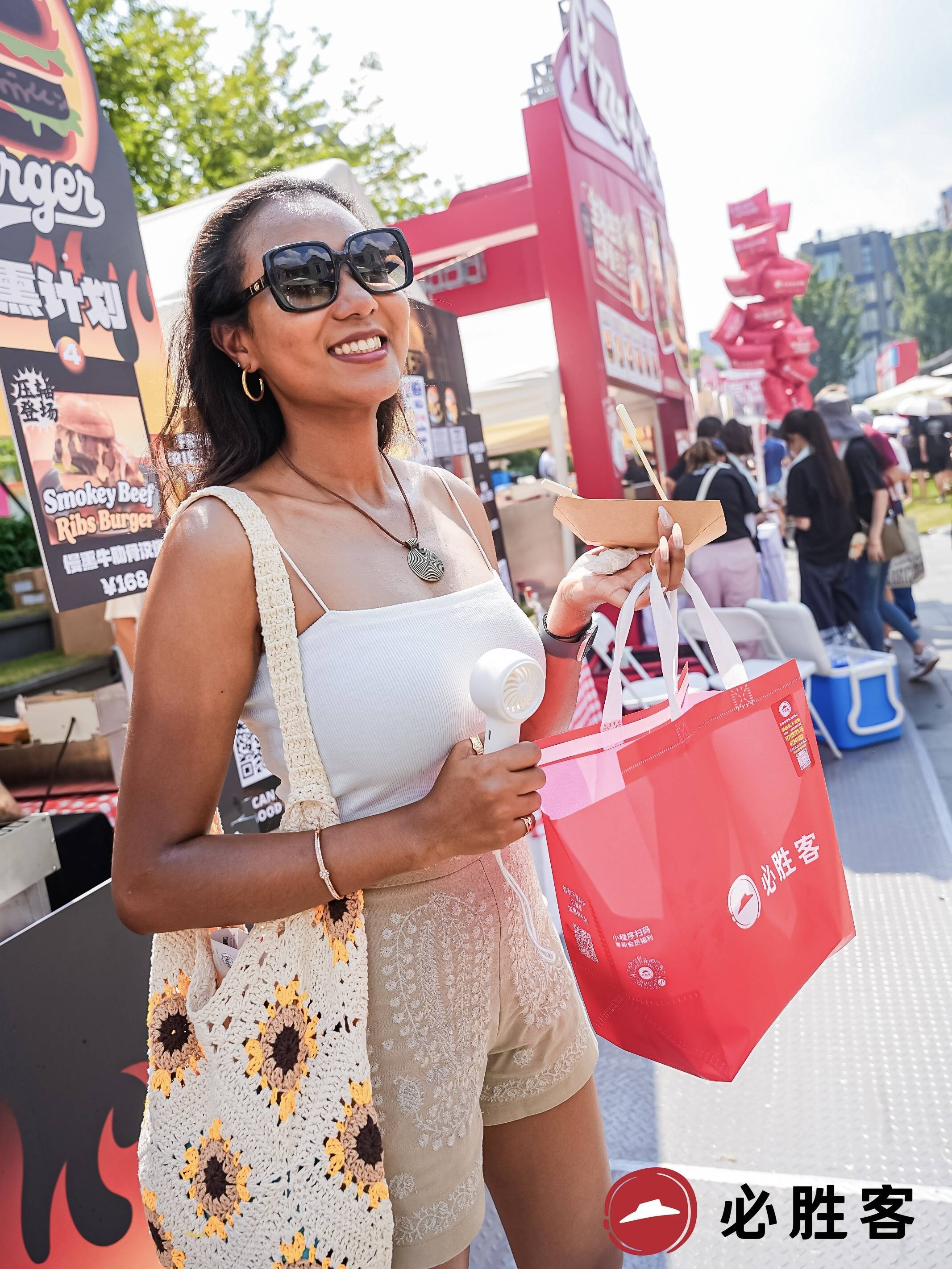 封神堡回归!必胜客比萨堡亮相上海巨C汉堡节