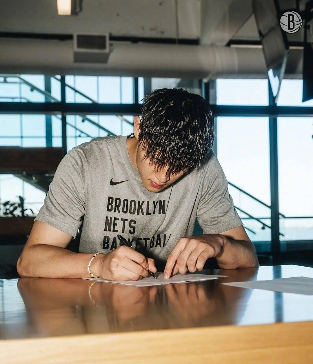 曾凡博正式签约布鲁克林篮网，NBA迎来中国德比