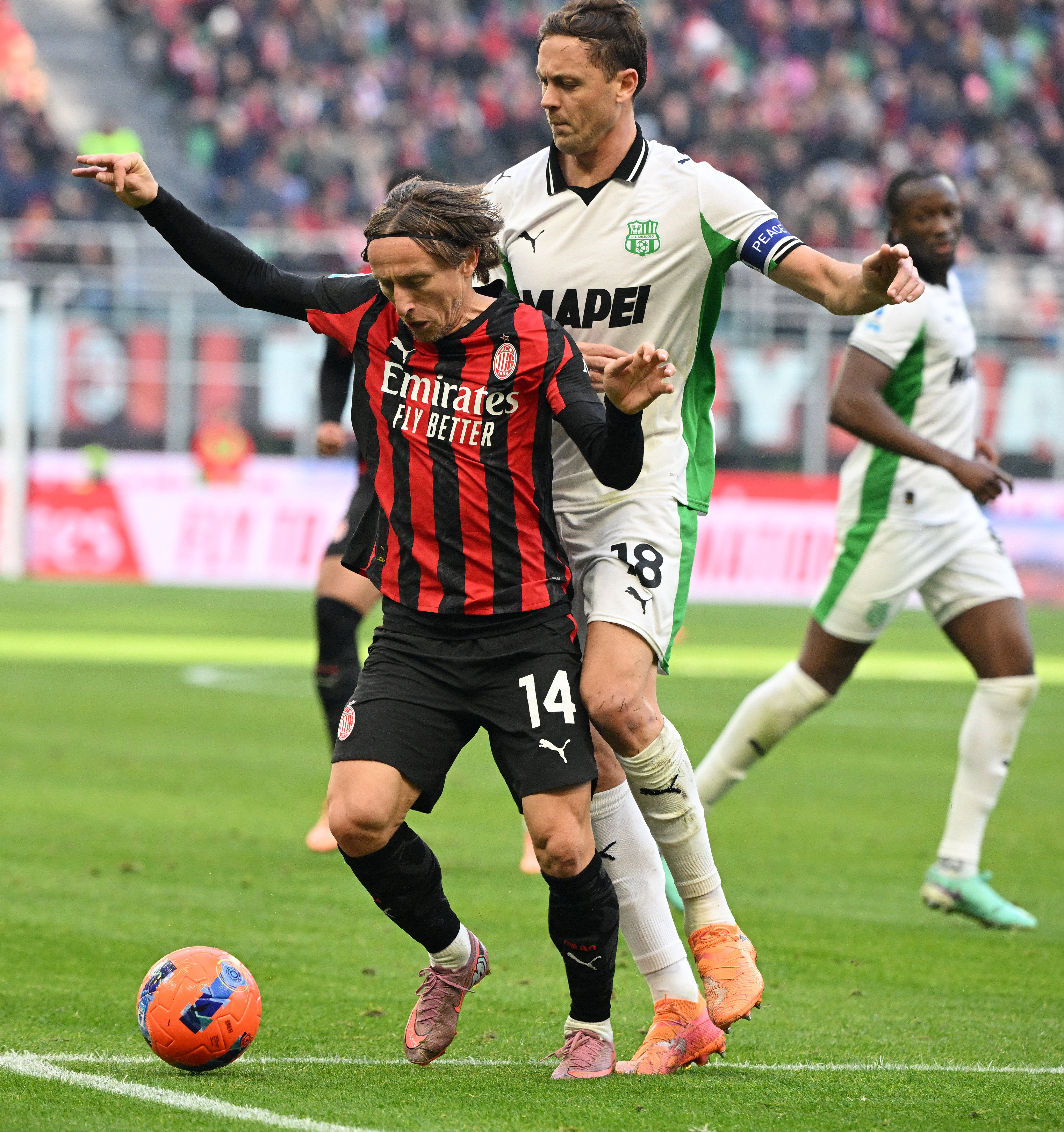 （体育）足球——意甲：AC米兰平萨索洛