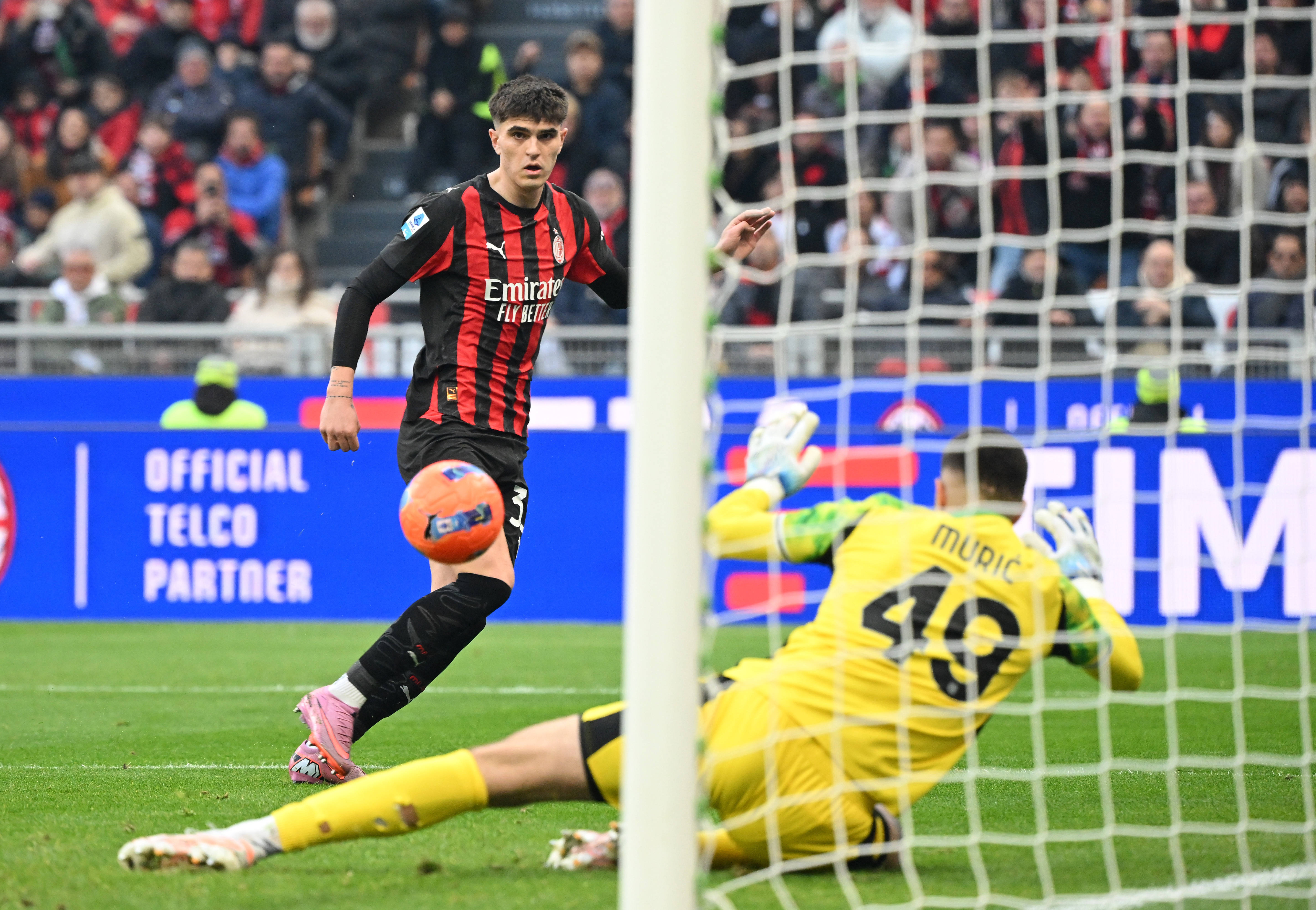 （体育）足球——意甲：AC米兰平萨索洛