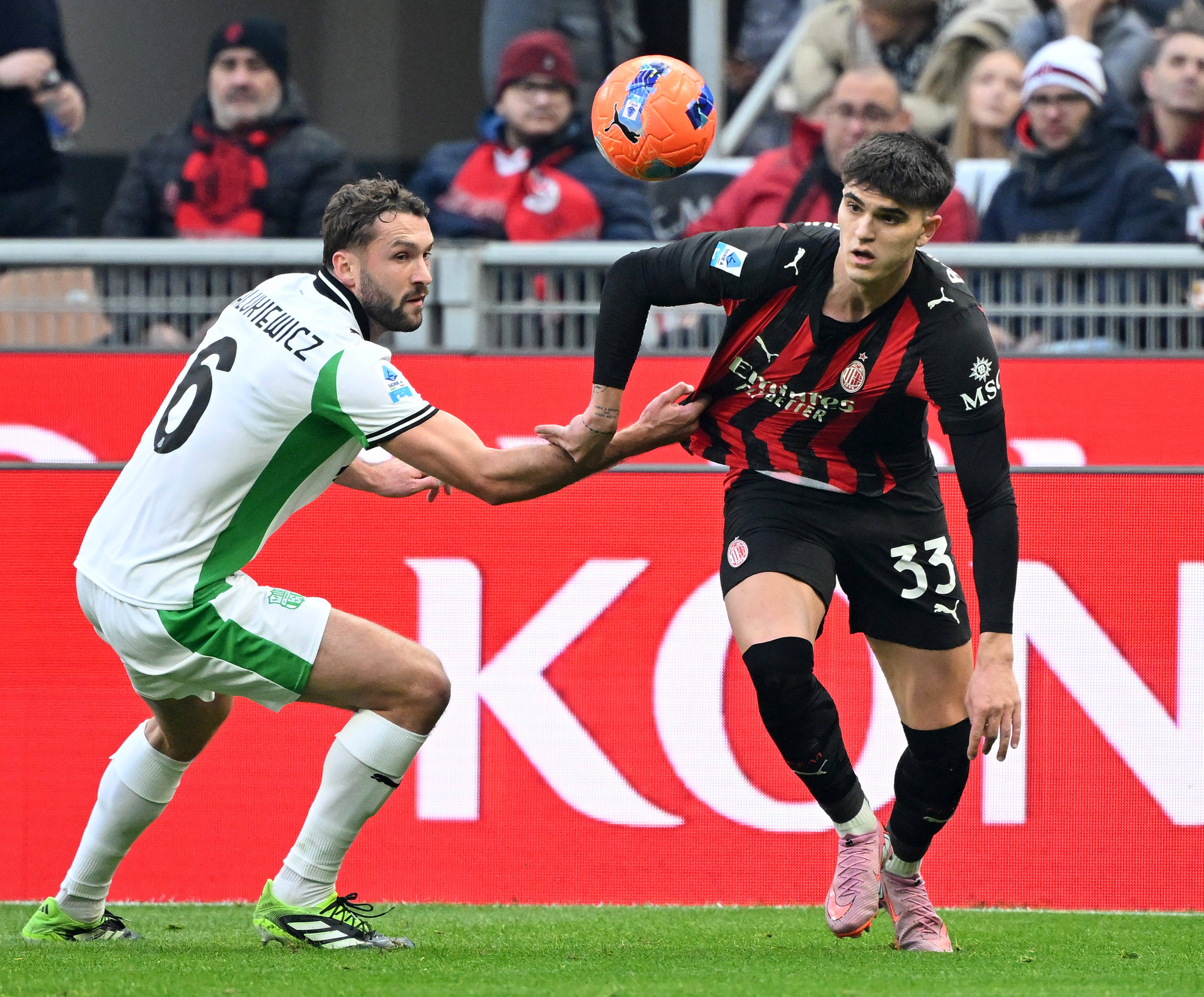 （体育）足球——意甲：AC米兰平萨索洛