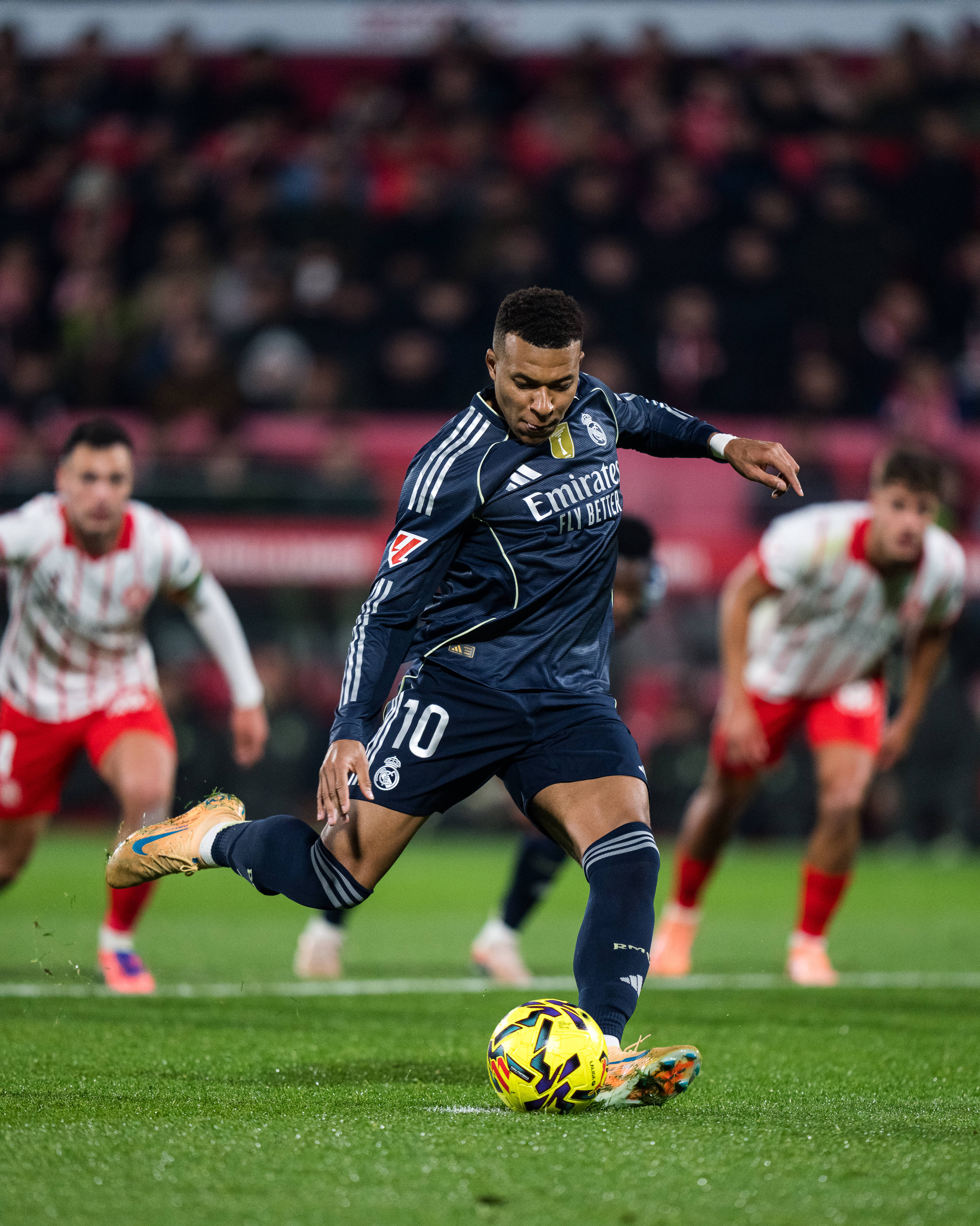 （体育）足球——西甲：赫罗纳平皇马